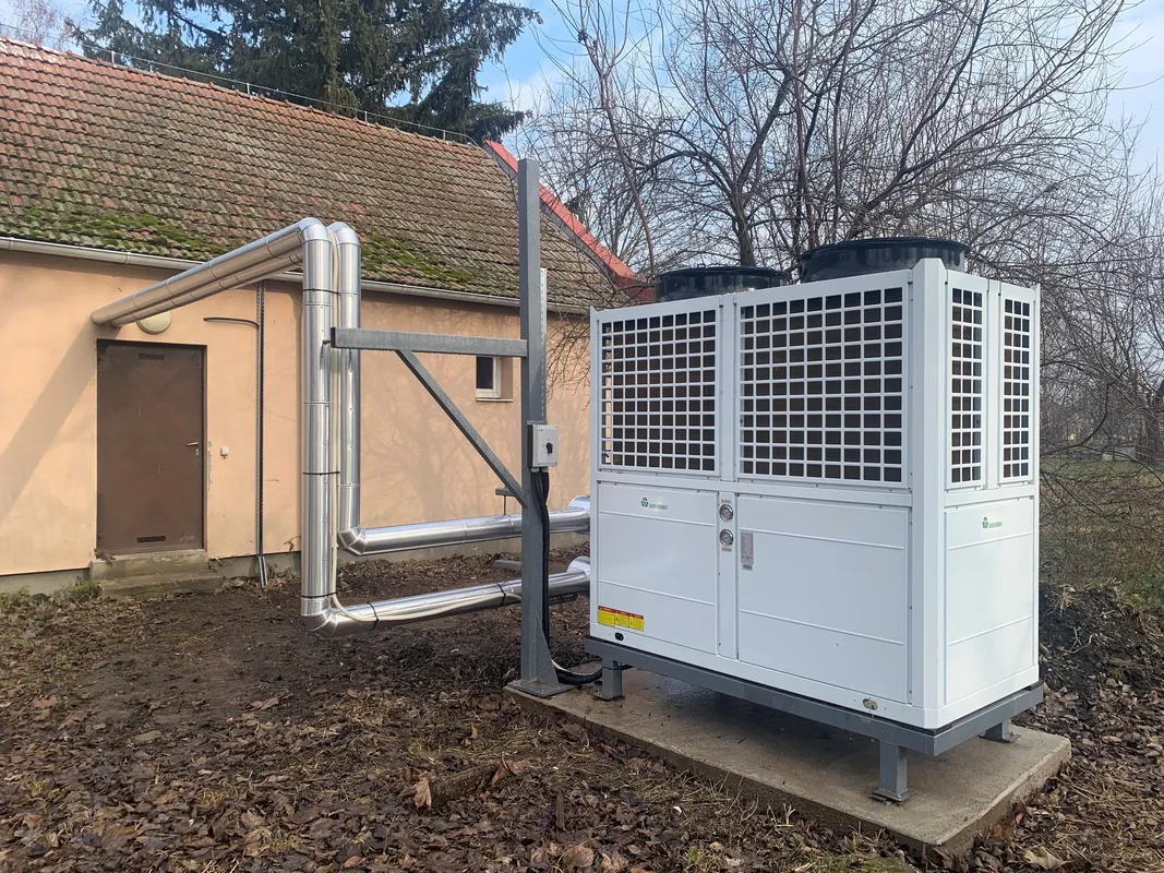 90 kW levegő/víz hőszivattyú – Hajdúnánás-Tedej közösségi épület